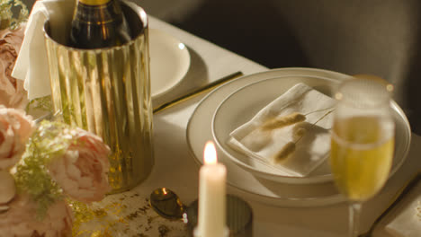 Gedeckter-Tisch-Für-Das-Essen-Bei-Der-Hochzeitsfeier-Mit-Champagner-Im-Eiskübel-6